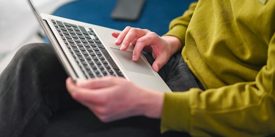 Какую информацию нельзя доверять нейросетям? Эксперты проекта «Перезвони сам» рассказали, какие правила нужно соблюдать, чтобы не допустить утечки важной информации