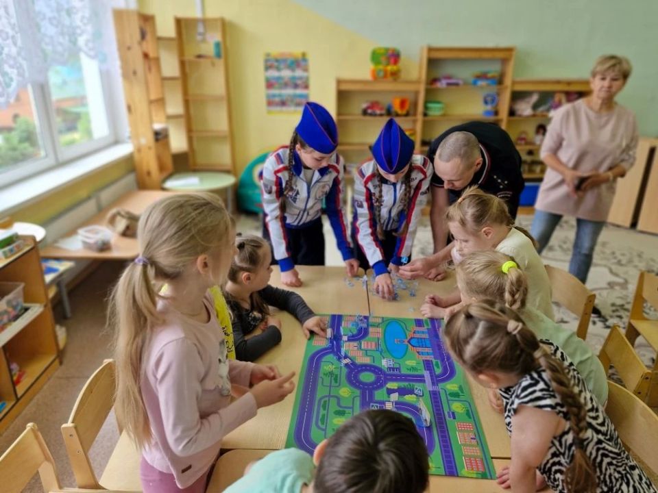 Юные инспекторы движения под руководством сотрудника Госавтоинспекции провели для воспитанников детского сада урок безопасности Юные инспекторы движения под руководством сотрудника Госавтоинспекции провели для воспитанников детского сада урок безопасности