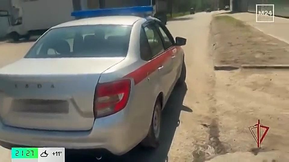 В Москве росгвардейцы помогли попавшему под колёса грузовика самокатчику