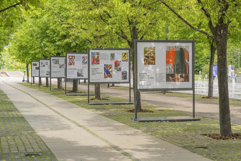 В парке искусств «Музеон» открылась стендовая выставка «Октябрь»