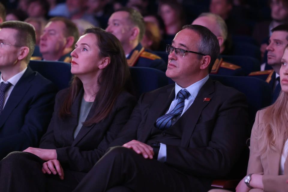 Алексей Шапошников: Профессия преподавателя, особенно преподавателя обществознания, – одна из самых ответственных и значимых! На уроках обществознания ребята учатся разбираться в том, как устроены общество и государство, что... Алексей Шапошников: Профессия преподавателя, особенно преподавателя обществознания, – одна из самых ответственных и значимых! На уроках обществознания ребята учатся разбираться в том, как устроены общество и государство, что...