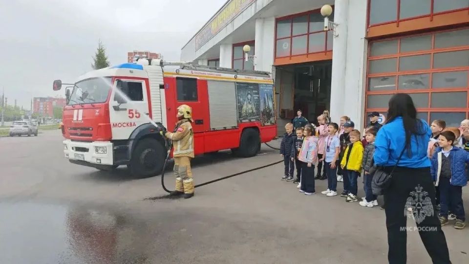 Профессия смелых: столичные школьники в гостях у пожарных Профессия смелых: столичные школьники в гостях у пожарных