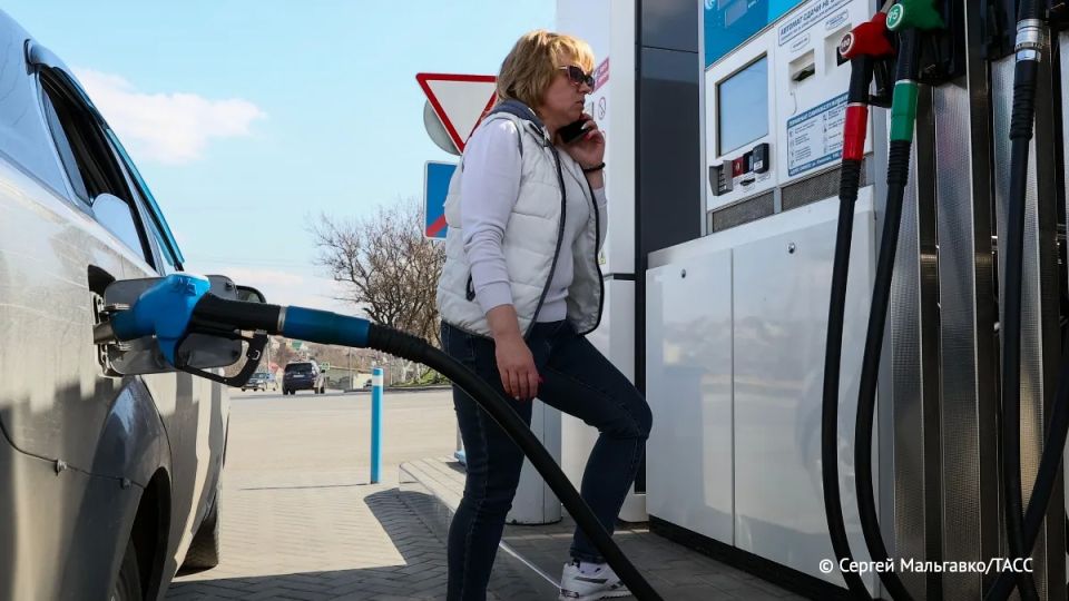 За разговор по мобильному телефону на АЗС вне авто будут наказывать россиян с июня