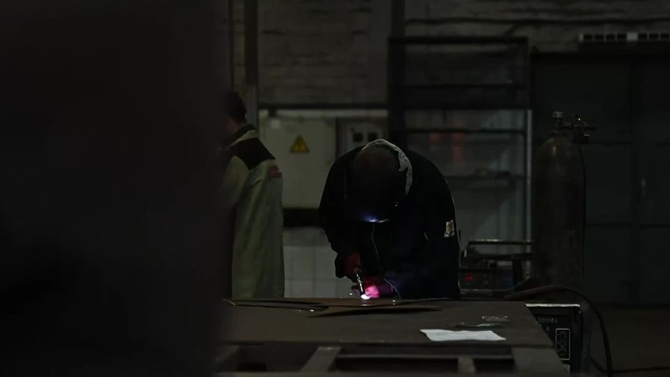 Сварщики ГБУ «Автомобильные дороги» ежедневно восстанавливают и ремонтируют городскую технику, обеспечивая ее бесперебойную работу на улицах столицы