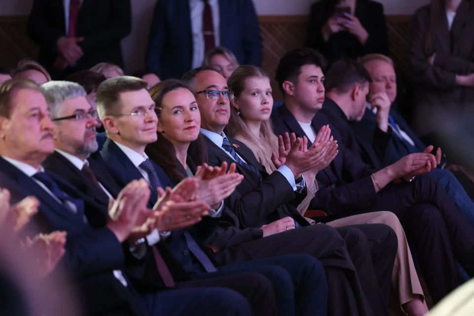 Алексей Шапошников: Профессия преподавателя, особенно преподавателя обществознания, – одна из самых ответственных и значимых! На уроках обществознания ребята учатся разбираться в том, как устроены общество и государство, что... Алексей Шапошников: Профессия преподавателя, особенно преподавателя обществознания, – одна из самых ответственных и значимых! На уроках обществознания ребята учатся разбираться в том, как устроены общество и государство, что...