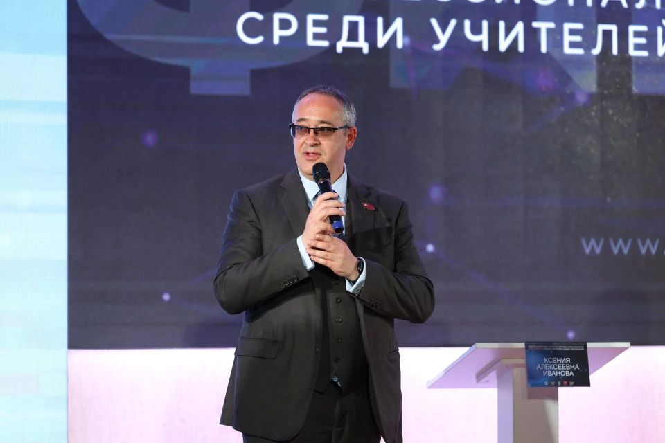 Алексей Шапошников: Профессия преподавателя, особенно преподавателя обществознания, – одна из самых ответственных и значимых! На уроках обществознания ребята учатся разбираться в том, как устроены общество и государство, что... Алексей Шапошников: Профессия преподавателя, особенно преподавателя обществознания, – одна из самых ответственных и значимых! На уроках обществознания ребята учатся разбираться в том, как устроены общество и государство, что...