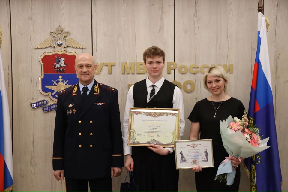 Министр внутренних дел России Владимир Колокольцев отметил наградой 17-летнего москвича Романа Ефимова, который задержал на Курском вокзале вандала и удерживал его до прибытия полиции Министр внутренних дел России Владимир Колокольцев отметил наградой 17-летнего москвича Романа Ефимова, который задержал на Курском вокзале вандала и удерживал его до прибытия полиции