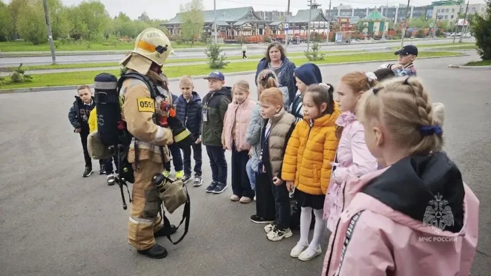 Профессия смелых: столичные школьники в гостях у пожарных