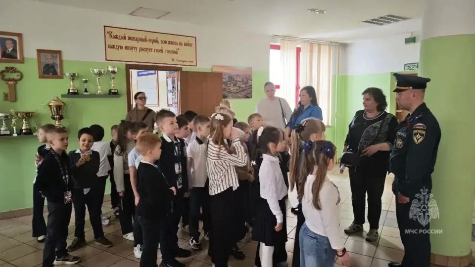 Профессия смелых: столичные школьники в гостях у пожарных Профессия смелых: столичные школьники в гостях у пожарных