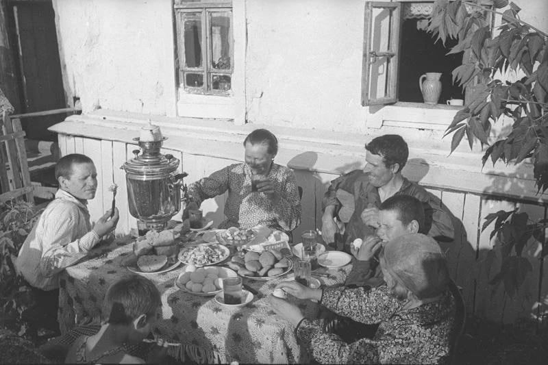 Фотофакт: «Семья за завтраком в саду»