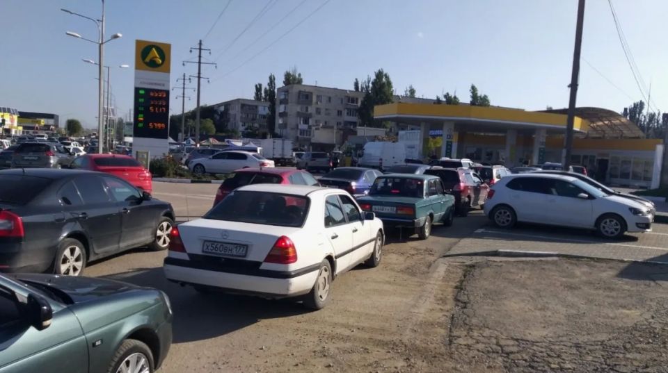 Главное к этому часу:. В Крыму ограничили продажу бензина марки АИ-95 — не более 20 литров в одни руки один раз в сутки