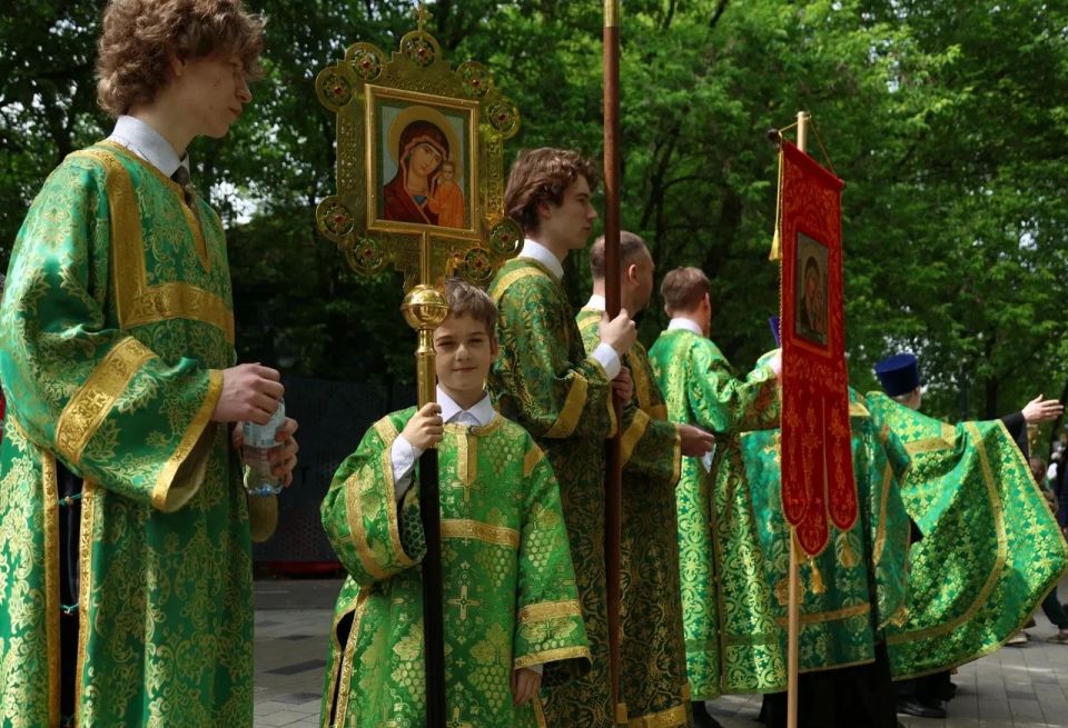 Алексей Шапошников: Сегодня, в праздник Святой Троицы, один из главных православных праздников, по благословению Святейшего Патриарха Московского и всея Руси Кирилла мы прошли крестным ходом по Северо-Восточному округу Алексей Шапошников: Сегодня, в праздник Святой Троицы, один из главных православных праздников, по благословению Святейшего Патриарха Московского и всея Руси Кирилла мы прошли крестным ходом по Северо-Восточному округу