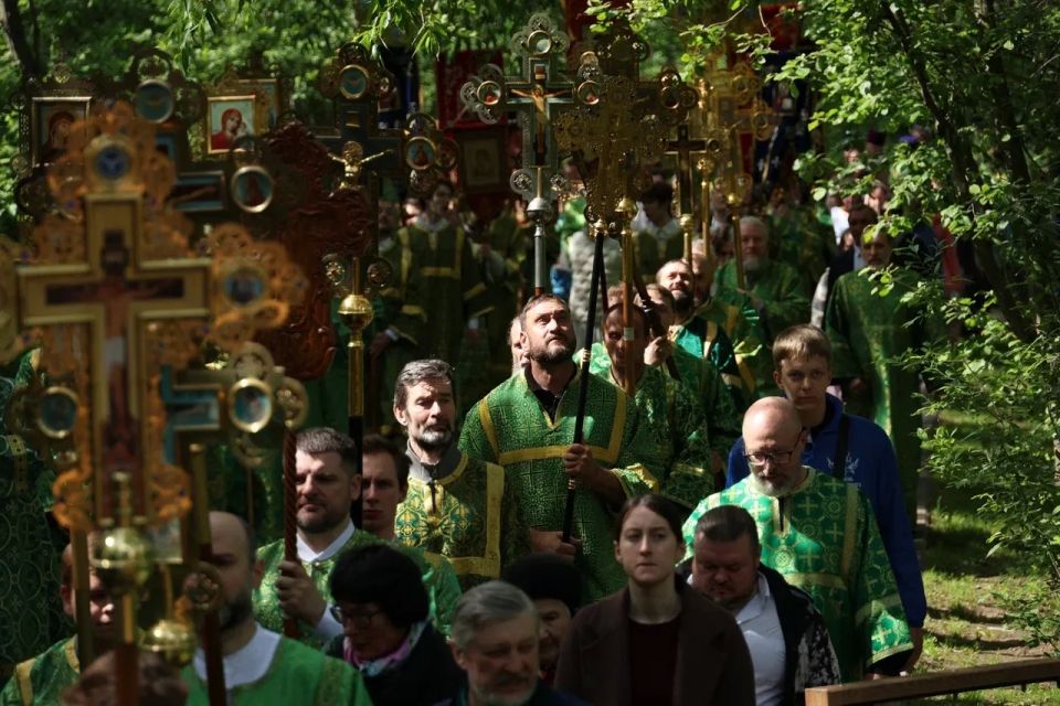 Алексей Шапошников: Сегодня, в праздник Святой Троицы, один из главных православных праздников, по благословению Святейшего Патриарха Московского и всея Руси Кирилла мы прошли крестным ходом по Северо-Восточному округу Алексей Шапошников: Сегодня, в праздник Святой Троицы, один из главных православных праздников, по благословению Святейшего Патриарха Московского и всея Руси Кирилла мы прошли крестным ходом по Северо-Восточному округу
