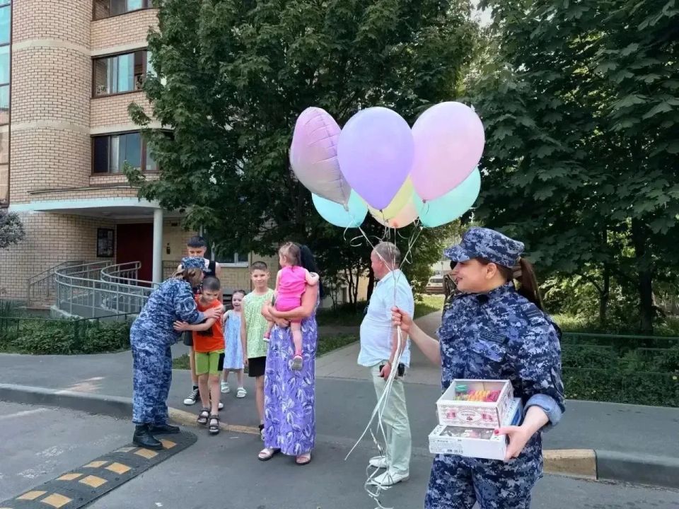 Ко Дню защиты детей столичные росгвардейцы посетили многодетную семью ветерана службы Ко Дню защиты детей столичные росгвардейцы посетили многодетную семью ветерана службы