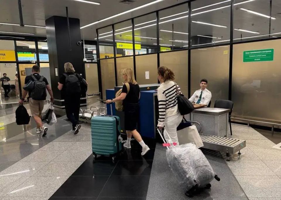 Таможенники в аэропорту Шереметьево оформили первый прямой рейс из Дананга Таможенники в аэропорту Шереметьево оформили первый прямой рейс из Дананга