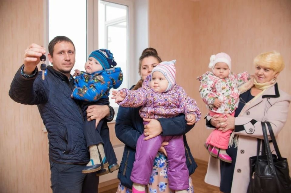 Многодетным хотят платить по 450 тысяч рублей за каждого ребенка на погашение ипотеки: повысит ли это рождаемость