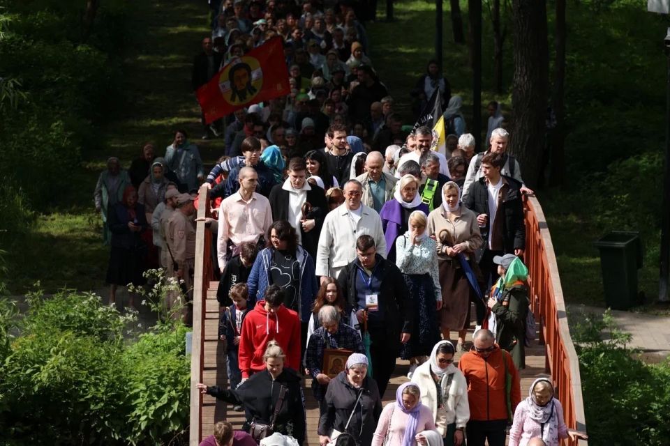 Алексей Шапошников: Сегодня, в праздник Святой Троицы, один из главных православных праздников, по благословению Святейшего Патриарха Московского и всея Руси Кирилла мы прошли крестным ходом по Северо-Восточному округу Алексей Шапошников: Сегодня, в праздник Святой Троицы, один из главных православных праздников, по благословению Святейшего Патриарха Московского и всея Руси Кирилла мы прошли крестным ходом по Северо-Восточному округу
