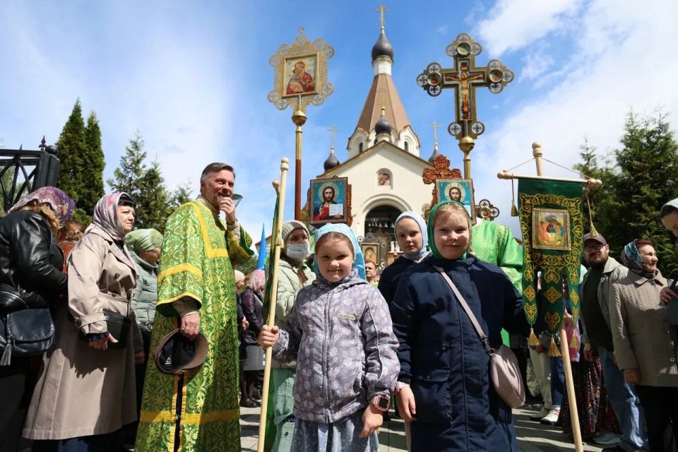 Алексей Шапошников: Сегодня, в праздник Святой Троицы, один из главных православных праздников, по благословению Святейшего Патриарха Московского и всея Руси Кирилла мы прошли крестным ходом по Северо-Восточному округу Алексей Шапошников: Сегодня, в праздник Святой Троицы, один из главных православных праздников, по благословению Святейшего Патриарха Московского и всея Руси Кирилла мы прошли крестным ходом по Северо-Восточному округу