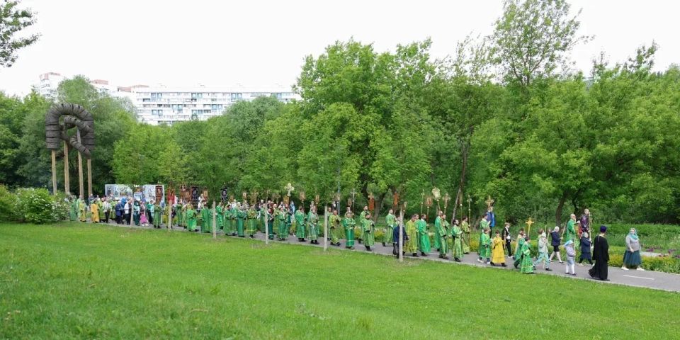 Алексей Шапошников: Сегодня, в праздник Святой Троицы, один из главных православных праздников, по благословению Святейшего Патриарха Московского и всея Руси Кирилла мы прошли крестным ходом по Северо-Восточному округу Алексей Шапошников: Сегодня, в праздник Святой Троицы, один из главных православных праздников, по благословению Святейшего Патриарха Московского и всея Руси Кирилла мы прошли крестным ходом по Северо-Восточному округу