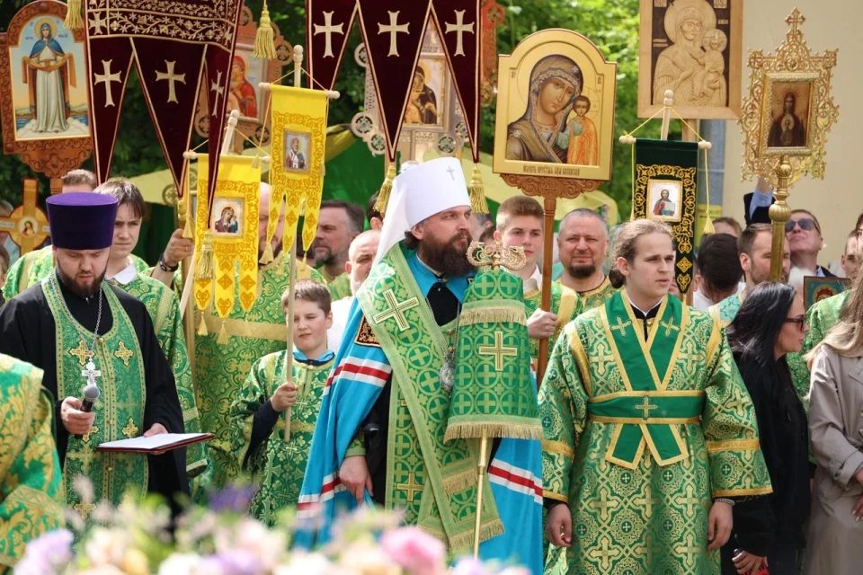 Алексей Шапошников: Сегодня, в праздник Святой Троицы, один из главных православных праздников, по благословению Святейшего Патриарха Московского и всея Руси Кирилла мы прошли крестным ходом по Северо-Восточному округу Алексей Шапошников: Сегодня, в праздник Святой Троицы, один из главных православных праздников, по благословению Святейшего Патриарха Московского и всея Руси Кирилла мы прошли крестным ходом по Северо-Восточному округу
