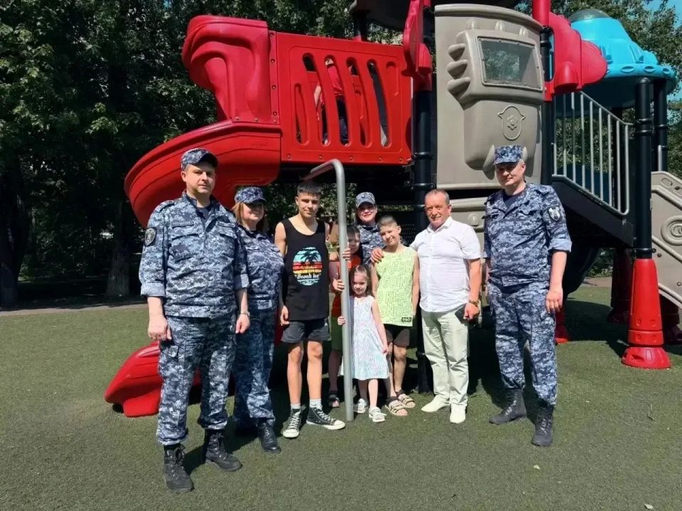 Ко Дню защиты детей столичные росгвардейцы посетили многодетную семью ветерана службы Ко Дню защиты детей столичные росгвардейцы посетили многодетную семью ветерана службы
