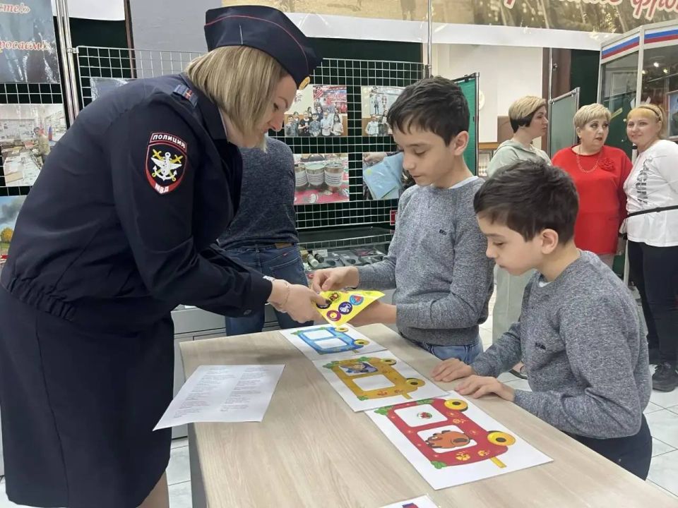 Безопасное лето начинается с улыбок: транспортная полиция Сибири провела профилактические мероприятия в День защиты детей Безопасное лето начинается с улыбок: транспортная полиция Сибири провела профилактические мероприятия в День защиты детей