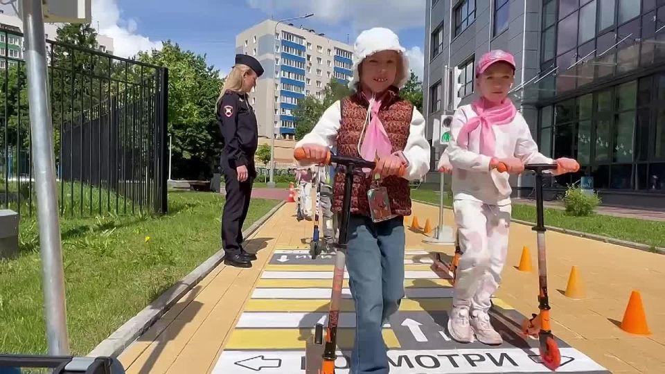 В честь Дня защиты детей сотрудники ГАИ организовали для детей праздничное мероприятие, посвященное Правилам дорожного движения