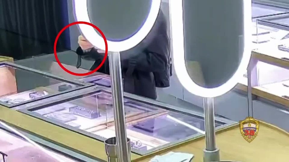 Шопинг без чека: столичные полицейские задержали подозреваемую в серии краж ювелирных украшений