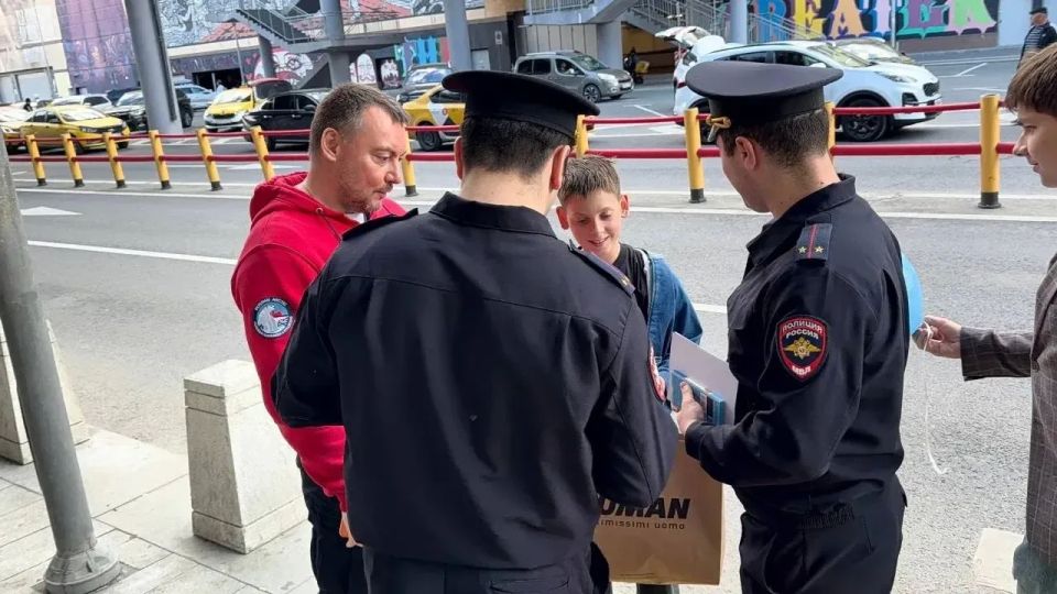 Инспекторы по делам несовершеннолетних Курского вокзала поздравили детей с праздником Инспекторы по делам несовершеннолетних Курского вокзала поздравили детей с праздником