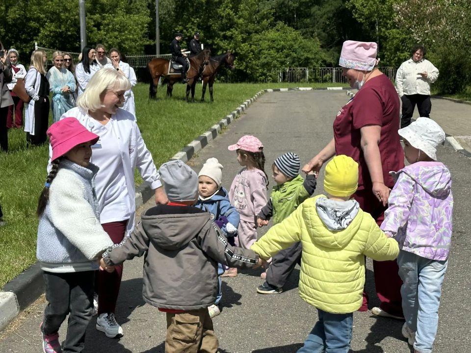 «Поделись улыбкою своей»: московские полицейские подарили праздник детям, проходящим лечение от туберкулеза «Поделись улыбкою своей»: московские полицейские подарили праздник детям, проходящим лечение от туберкулеза