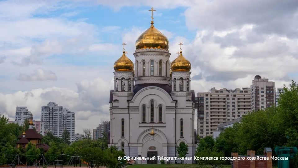 Подсветка появится у храма Всех Святых в земле Российской просиявших на юго-западе Москвы, сообщил заммэра города Петр Бирюков