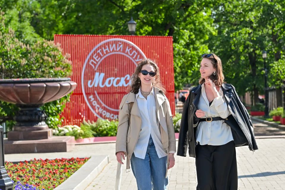 На Тверском бульваре до Дня города работает летний клуб «Москва» На Тверском бульваре до Дня города работает летний клуб «Москва»