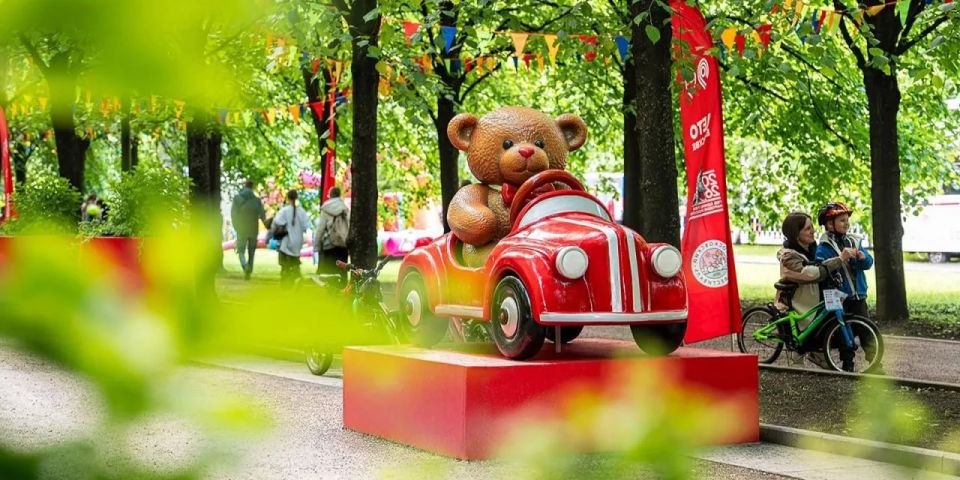 В центре города в рамках фестиваля «Сады и цветы» появились новые зеленые пространства, где можно не просто прогуляться, а попасть в тематические миры В центре города в рамках фестиваля «Сады и цветы» появились новые зеленые пространства, где можно не просто прогуляться, а попасть в тематические миры