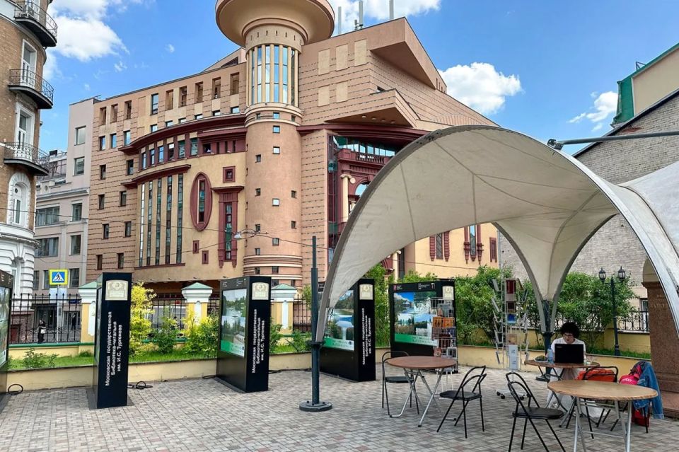 Летние читальни открылись в скверах у столичных библиотек Летние читальни открылись в скверах у столичных библиотек