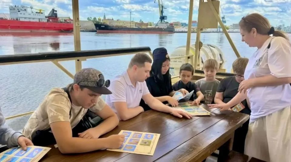 В Астрахани транспортные полицейские приняли участие в благотворительном рейсе для детей-инвалидов