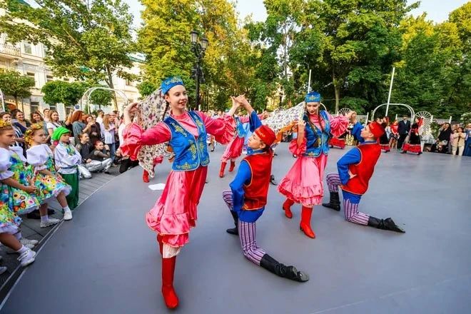 В центре города в рамках фестиваля «Сады и цветы» появились новые зеленые пространства, где можно не просто прогуляться, а попасть в тематические миры В центре города в рамках фестиваля «Сады и цветы» появились новые зеленые пространства, где можно не просто прогуляться, а попасть в тематические миры
