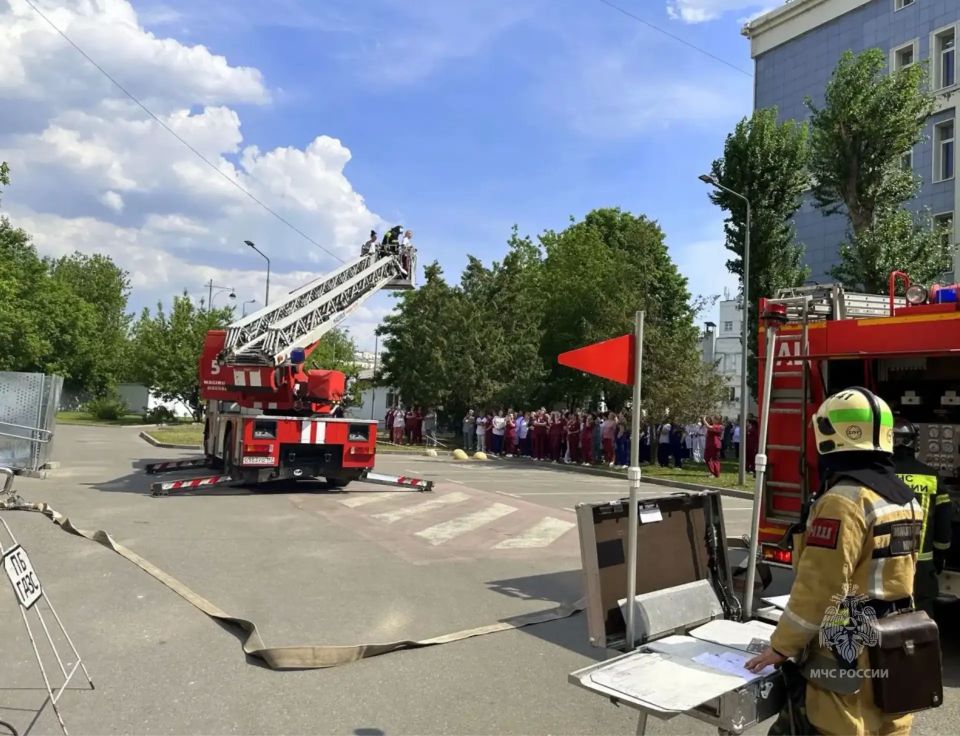 #БудниМЧС. . В Юго-Восточном округе столицы прошли тренировочные пожарно-тактические учения на объекте здравоохранения #БудниМЧС. . В Юго-Восточном округе столицы прошли тренировочные пожарно-тактические учения на объекте здравоохранения