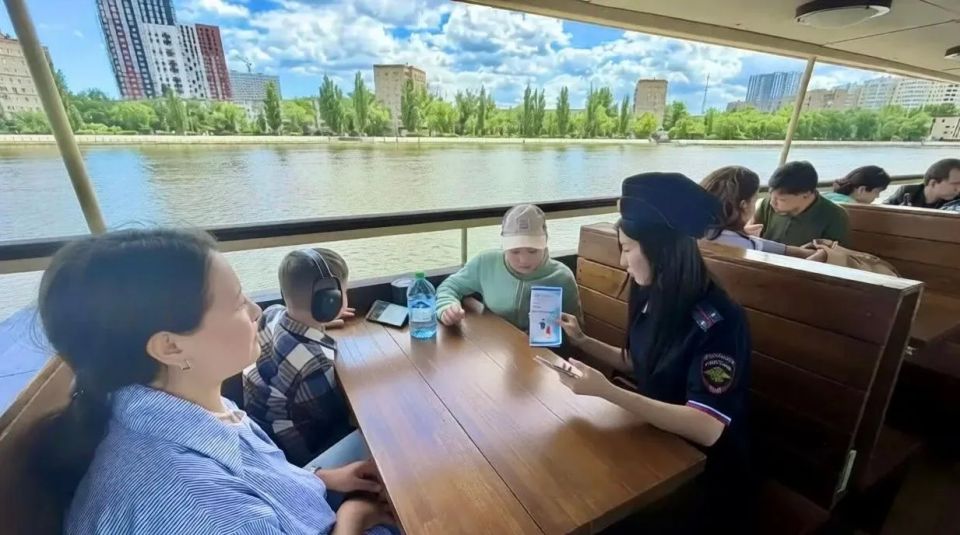 В Астрахани транспортные полицейские приняли участие в благотворительном рейсе для детей-инвалидов В Астрахани транспортные полицейские приняли участие в благотворительном рейсе для детей-инвалидов
