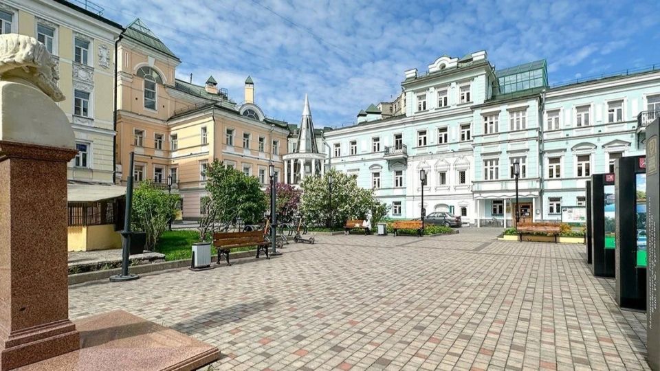 Летние читальни открылись в скверах у столичных библиотек Летние читальни открылись в скверах у столичных библиотек