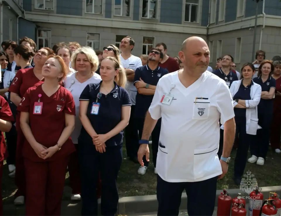 #БудниМЧС. . В Юго-Восточном округе столицы прошли тренировочные пожарно-тактические учения на объекте здравоохранения #БудниМЧС. . В Юго-Восточном округе столицы прошли тренировочные пожарно-тактические учения на объекте здравоохранения