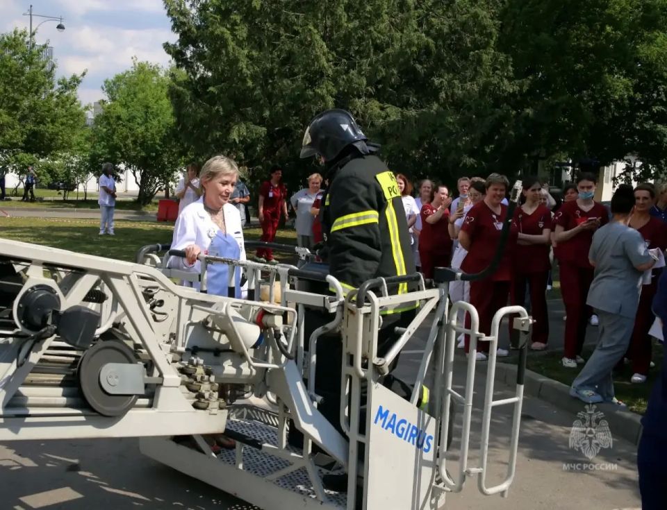 #БудниМЧС. . В Юго-Восточном округе столицы прошли тренировочные пожарно-тактические учения на объекте здравоохранения