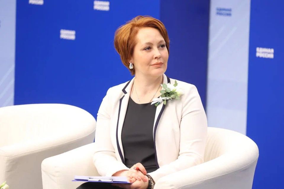 Накануне итогового отчетно-программного форума «Единой России» координаторы Женского движения Центрального федерального округа и председатели общественных советов встретились с секретарём Генсовета партии Владимиром Якушевым Накануне итогового отчетно-программного форума «Единой России» координаторы Женского движения Центрального федерального округа и председатели общественных советов встретились с секретарём Генсовета партии Владимиром Якушевым