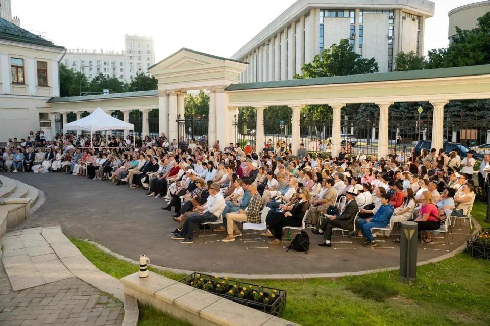 В столице прошел межрегиональный фестиваль «Многоцветие России» В столице прошел межрегиональный фестиваль «Многоцветие России»