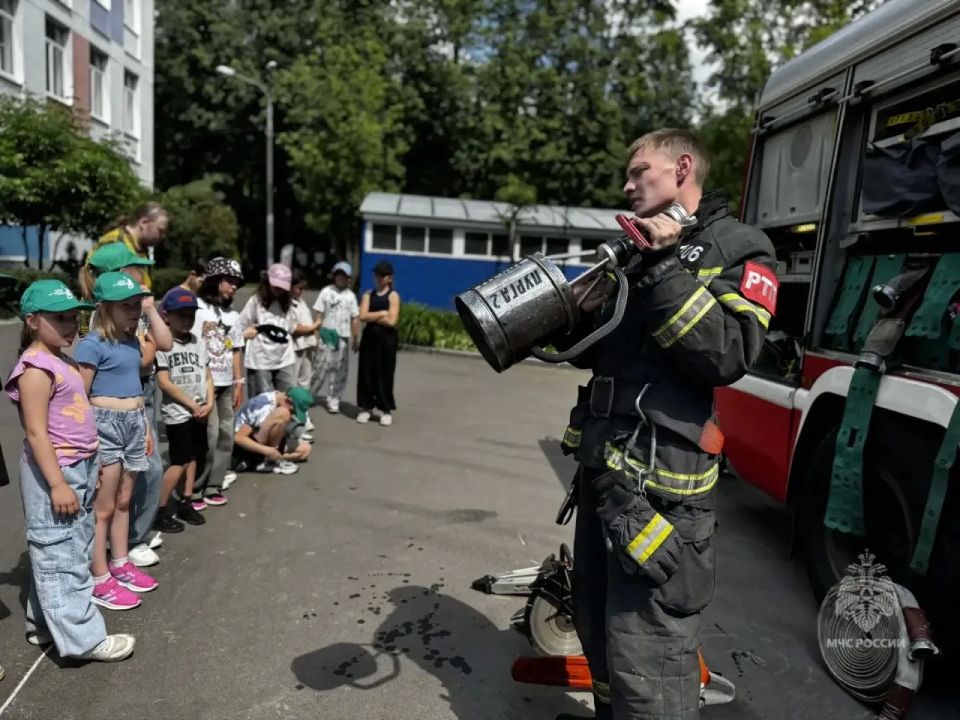 #МоиБезопасныеКаникулы. Огнеборцы 106 ПСЧ Управления по ЮАО ГУ МЧС России по г. Москве провели урок безопасности в городском лагере «На Сумском» #МоиБезопасныеКаникулы. Огнеборцы 106 ПСЧ Управления по ЮАО ГУ МЧС России по г. Москве провели урок безопасности в городском лагере «На Сумском»