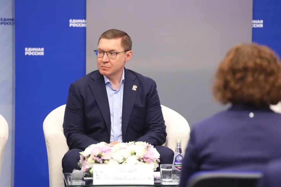 Накануне итогового отчетно-программного форума «Единой России» координаторы Женского движения Центрального федерального округа и председатели общественных советов встретились с секретарём Генсовета партии Владимиром Якушевым Накануне итогового отчетно-программного форума «Единой России» координаторы Женского движения Центрального федерального округа и председатели общественных советов встретились с секретарём Генсовета партии Владимиром Якушевым