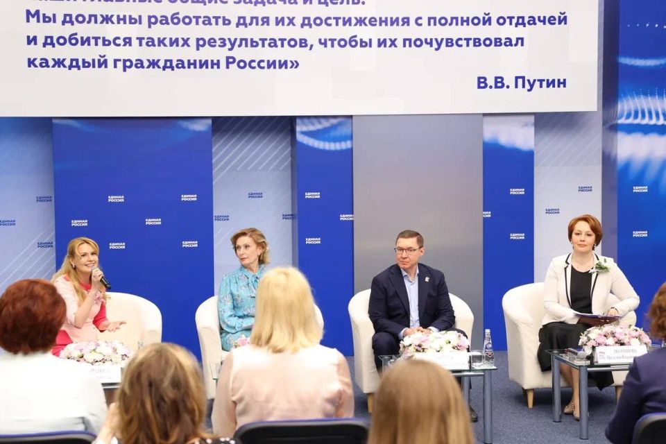 Накануне итогового отчетно-программного форума «Единой России» координаторы Женского движения Центрального федерального округа и председатели общественных советов встретились с секретарём Генсовета партии Владимиром Якушевым Накануне итогового отчетно-программного форума «Единой России» координаторы Женского движения Центрального федерального округа и председатели общественных советов встретились с секретарём Генсовета партии Владимиром Якушевым