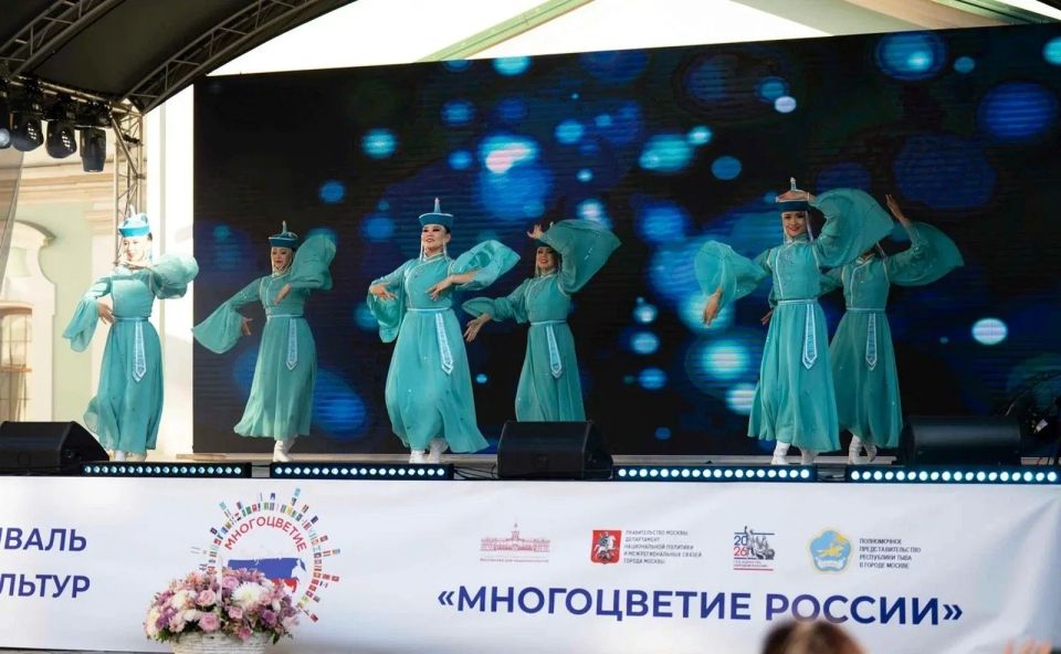 В столице прошел межрегиональный фестиваль «Многоцветие России» В столице прошел межрегиональный фестиваль «Многоцветие России»