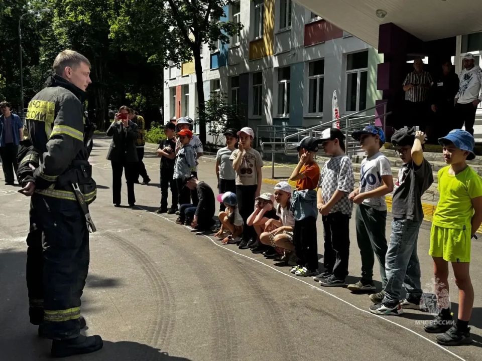 #МоиБезопасныеКаникулы. Огнеборцы 106 ПСЧ Управления по ЮАО ГУ МЧС России по г. Москве провели урок безопасности в городском лагере «На Сумском» #МоиБезопасныеКаникулы. Огнеборцы 106 ПСЧ Управления по ЮАО ГУ МЧС России по г. Москве провели урок безопасности в городском лагере «На Сумском»