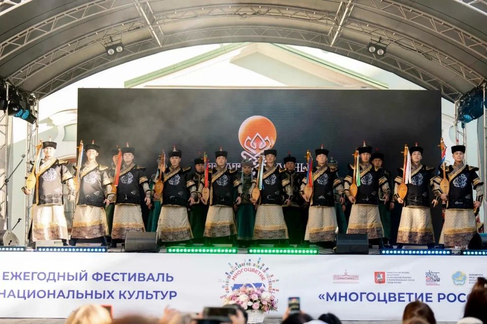 В столице прошел межрегиональный фестиваль «Многоцветие России» В столице прошел межрегиональный фестиваль «Многоцветие России»