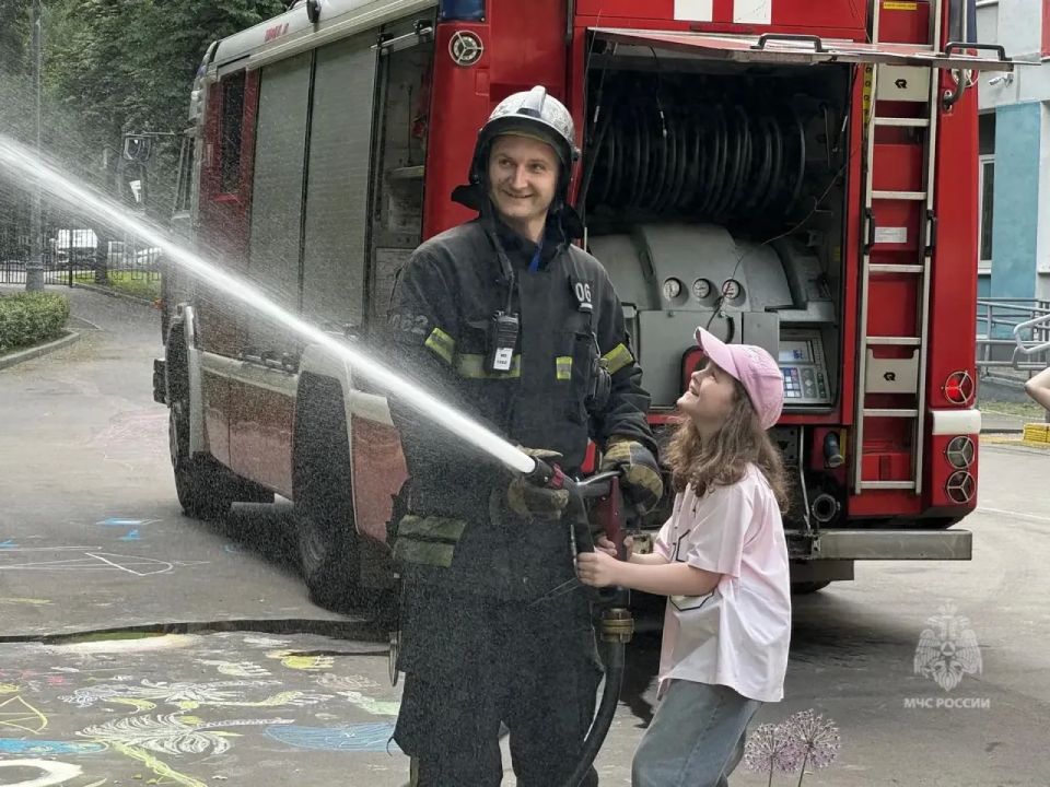#МоиБезопасныеКаникулы. Огнеборцы 106 ПСЧ Управления по ЮАО ГУ МЧС России по г. Москве провели урок безопасности в городском лагере «На Сумском» #МоиБезопасныеКаникулы. Огнеборцы 106 ПСЧ Управления по ЮАО ГУ МЧС России по г. Москве провели урок безопасности в городском лагере «На Сумском»